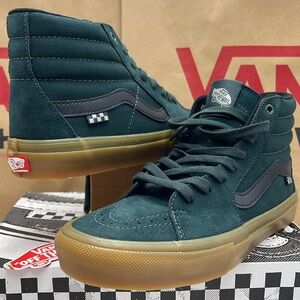 Vans Women’s Skate Sk8-Hi Green/Gum
VN0A2Z3317P
Sneakers